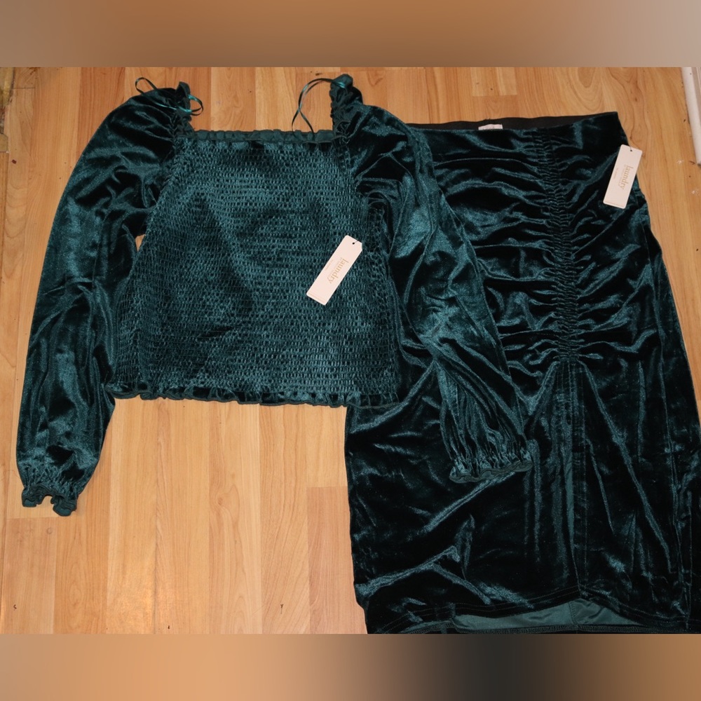 Laundry by Shelli 2 Piece Velvet Set